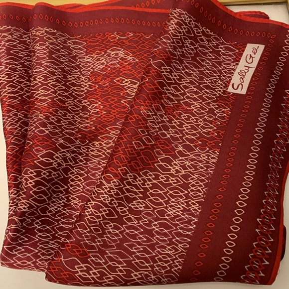 VTG Sally Gee Elegant Oblong Scarf in Red Color Scheme. Abstract chain design - Picture 7 of 12